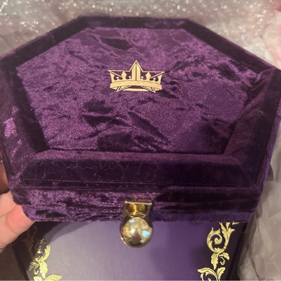 NIB Jeffree Star ⭐️ Blood Lust eye shadow palette in purple crushed velvet case! - Picture 4 of 6